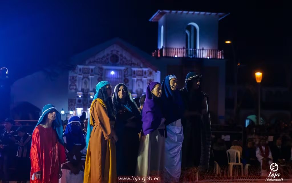 Feligreses y actores locales recrean la Pasión de Cristo durante el viacrucis del barrio El Valle, en Loja, una de las representaciones religiosas más intensas del sur de Ecuador