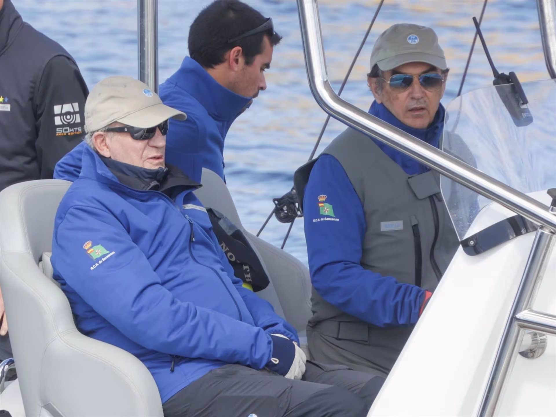 Juan Carlos y Pedro Campos salen a navegar en la lancha 