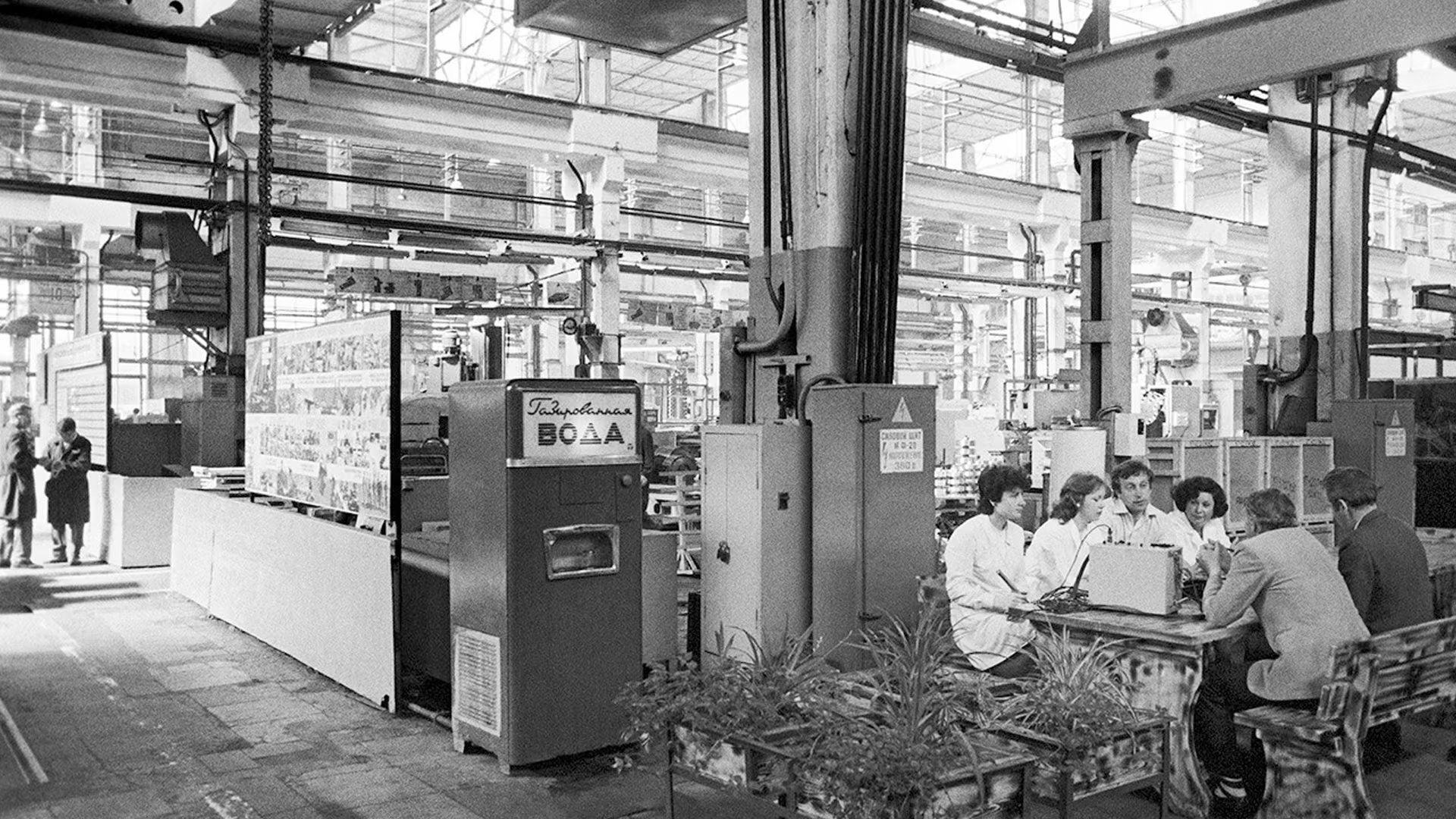 A comienzos de los años 80, la URSS atravesaba un período de estancamiento económico profundo, con baja productividad, escasez de bienes y un sistema altamente burocrático