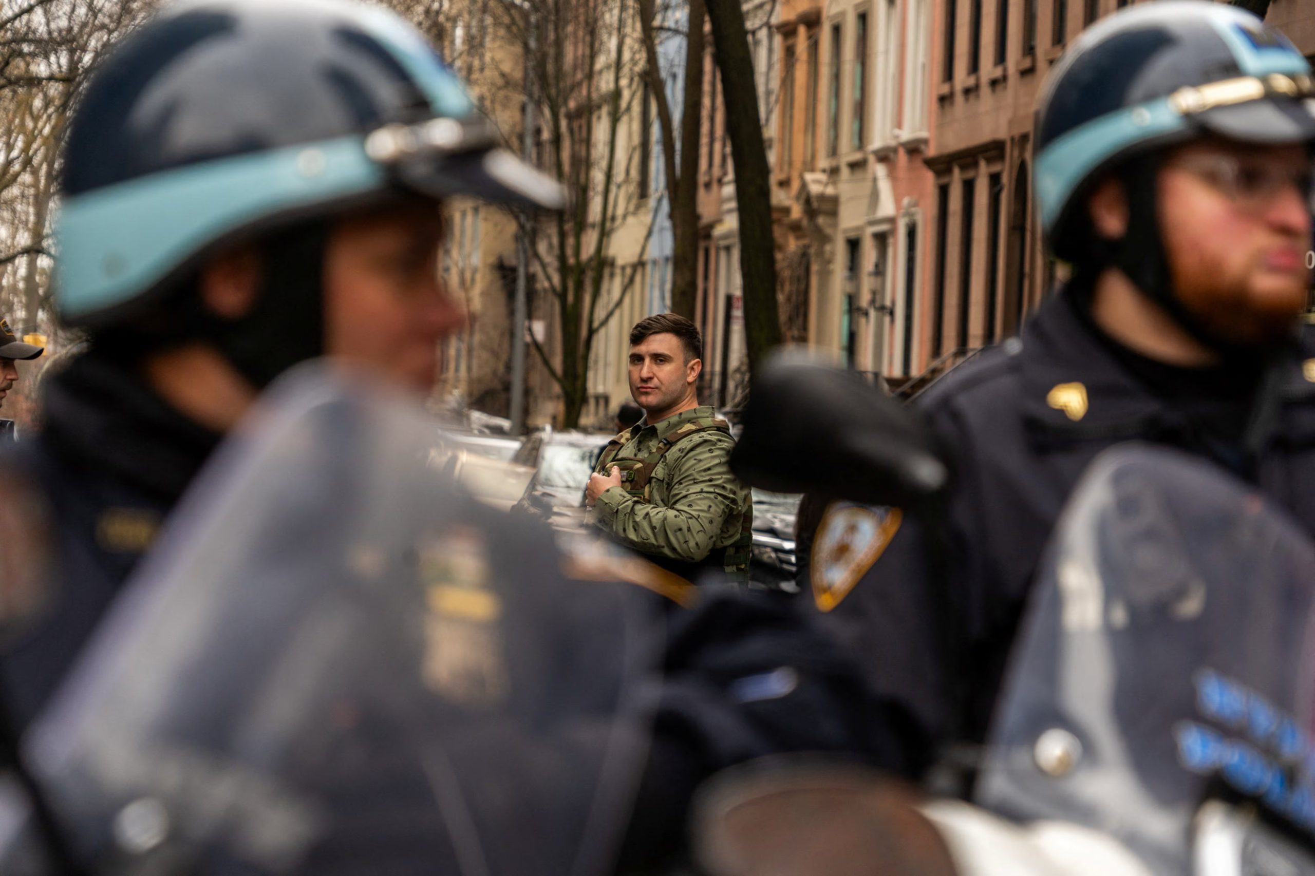 La policía de Nueva York evacuó la zona de Gracie Mansion tras el lanzamiento del explosivo, y dos jóvenes de Pensilvania fueron detenidos como sospechosos del ataque (REUTERS/Madison Swart)