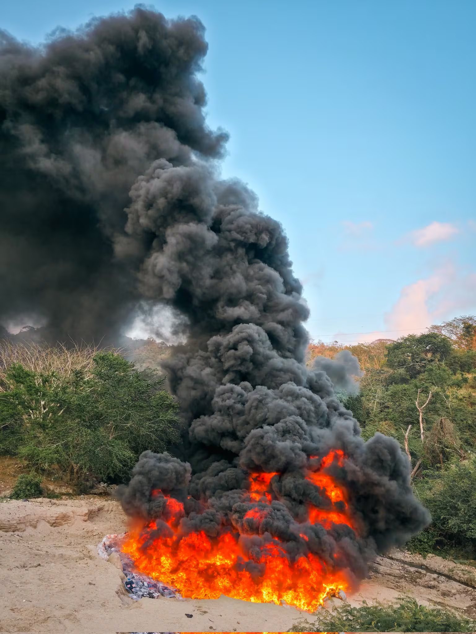 El acto de incineración fue supervisado por equipos de la FGR, PNC, Superintendencia de Regulación Sanitaria y el Cuerpo de Bomberos./ (FGR)