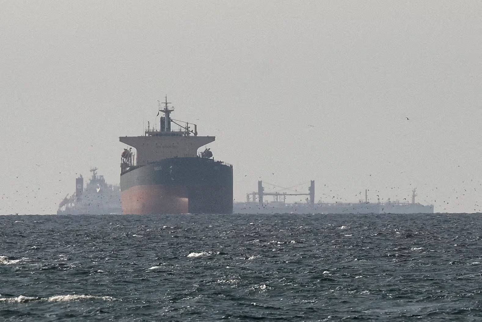 Buques cisterna navegan en el Golfo Pérsico, cerca del Estrecho de Ormuz, vistos desde el norte de Ras al-Khaimah, cerca de la frontera con la región de Musandam de Omán, en medio del conflicto entre Estados Unidos e Israel con Irán, en los Emiratos Árabes Unidos, 11 de marzo de 2026. REUTERS/Stringer/Foto de archivo
