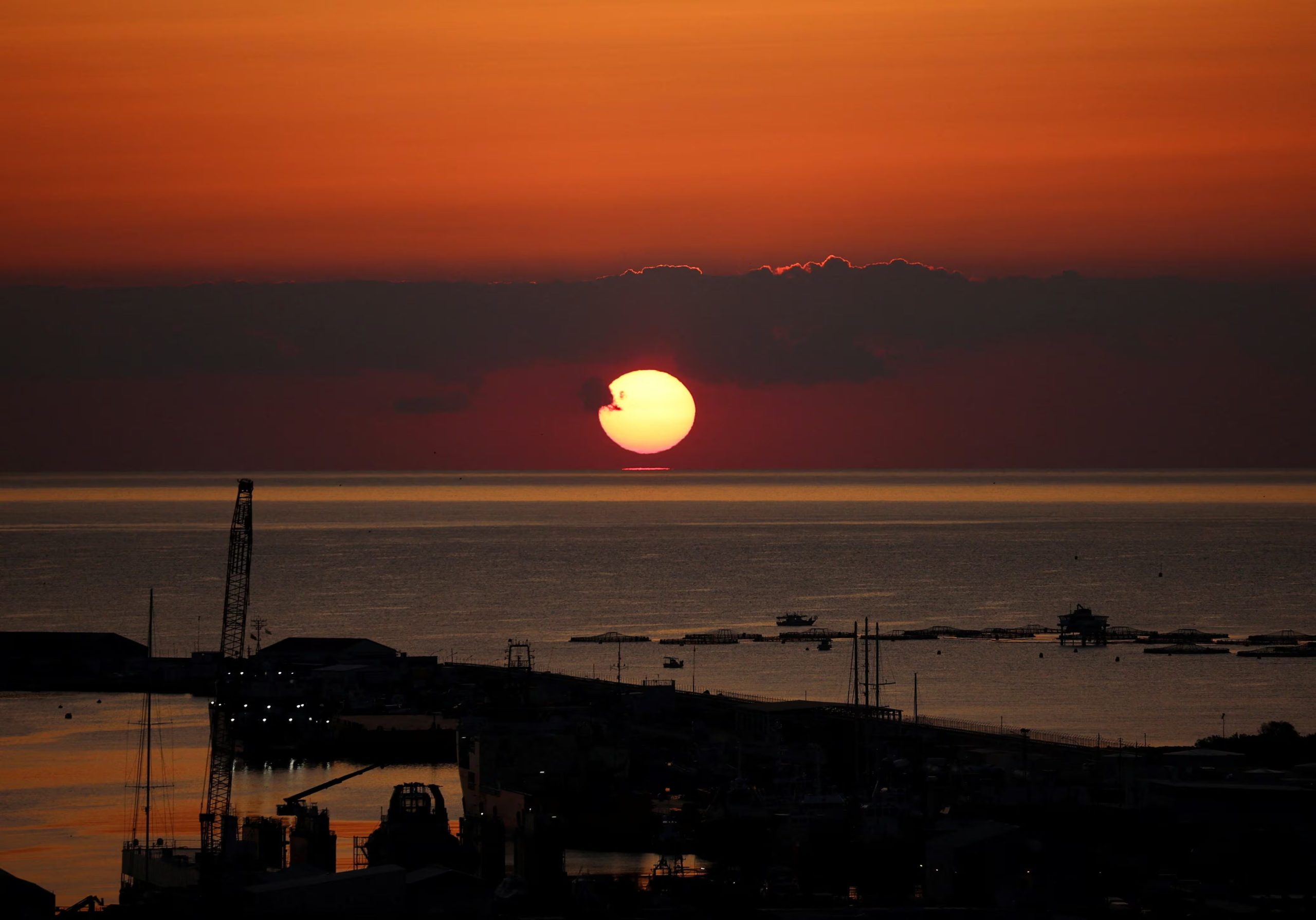 Expertos recomiendan adelantar entre 15 y 20 minutos la hora de acostarse en los días previos al cambio de horario para reducir el impacto en la salud. REUTERS/Yiannis Kourtoglou