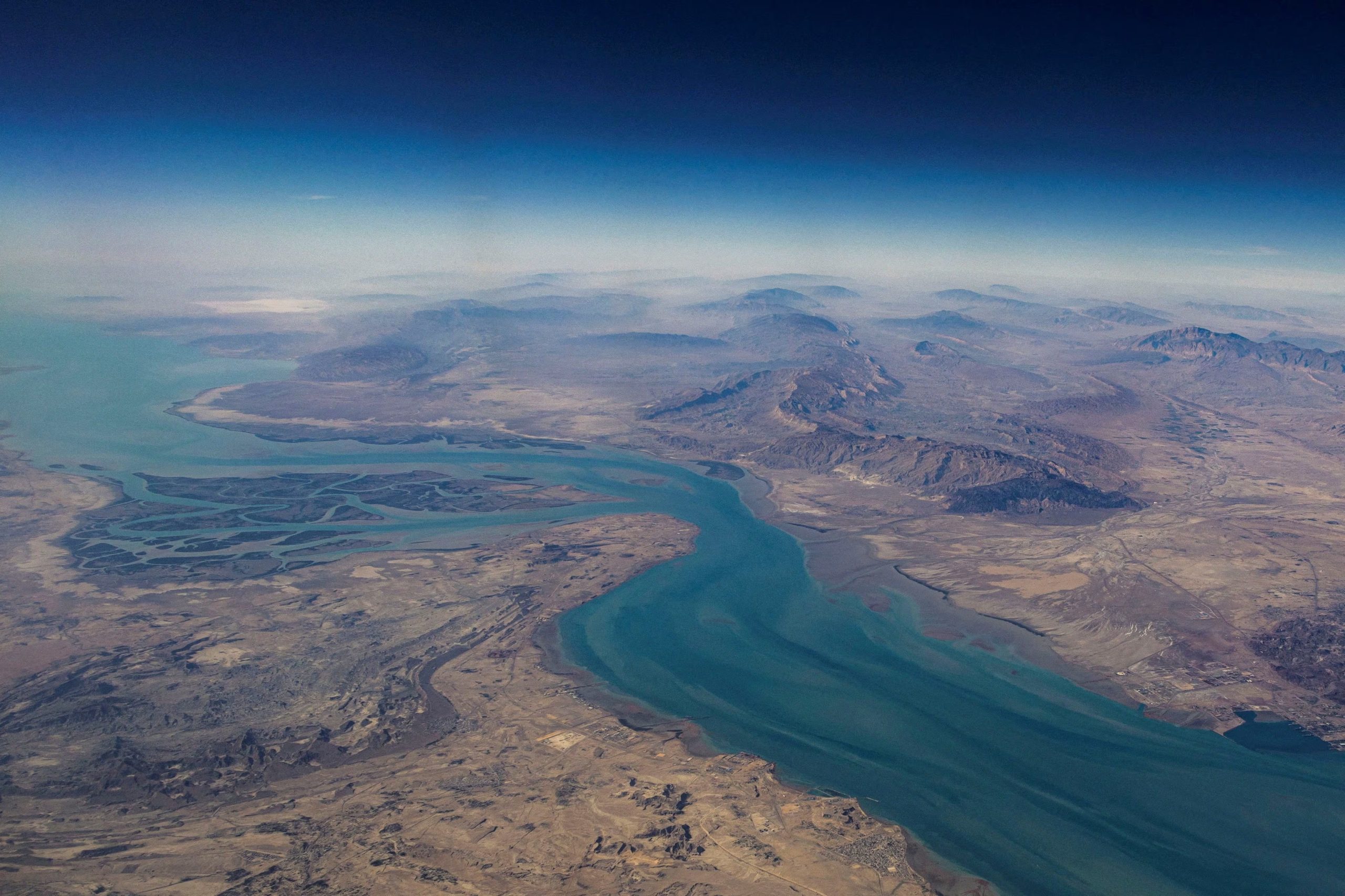 Vista aérea de la isla de Qeshm, separada del territorio continental iraní por el estrecho de Clarence, en el estrecho de Ormuz (REUTERS/Stringer/Foto de archivo)