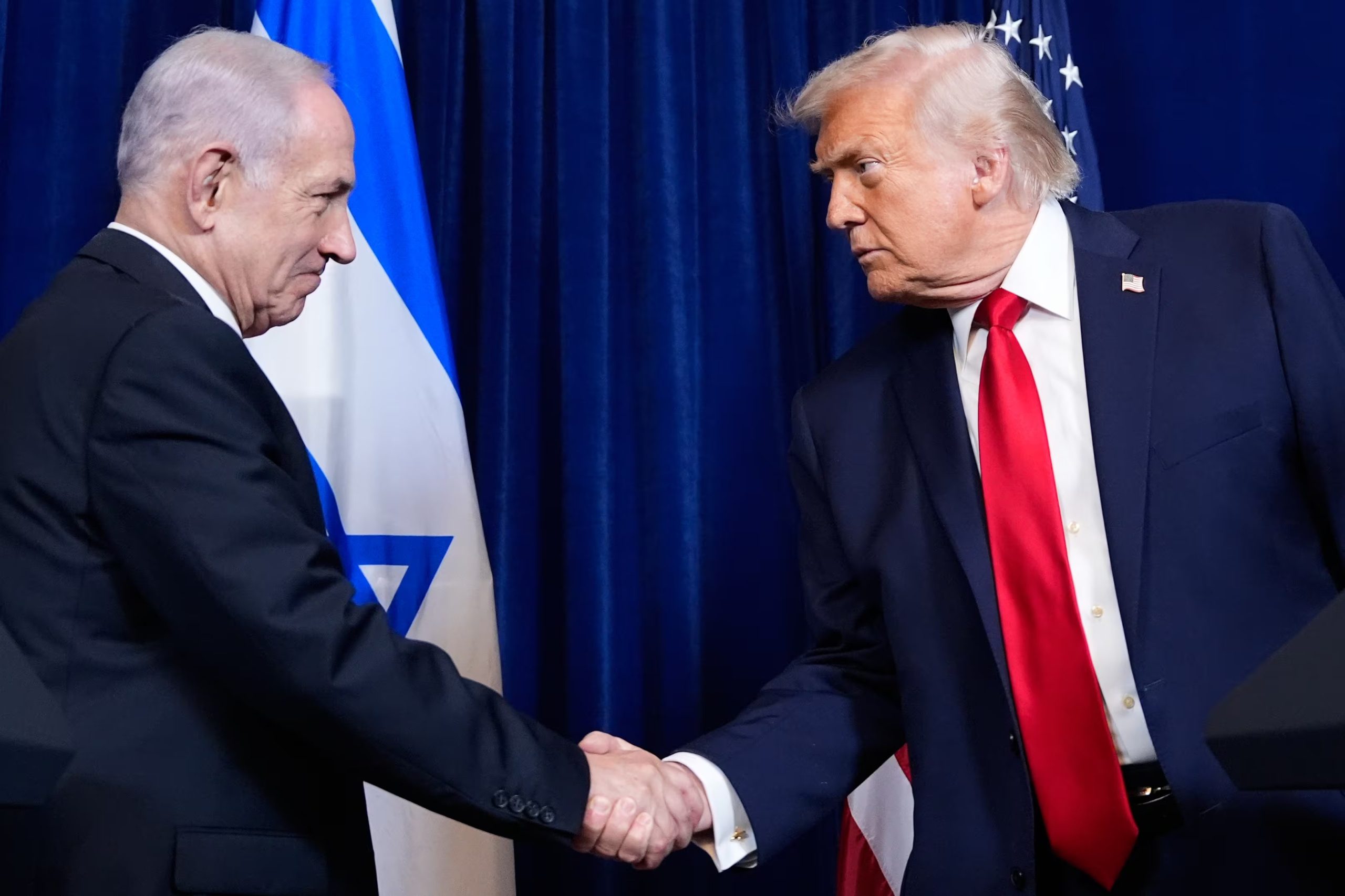 El presidente de Estados Unidos, Donald Trump, estrecha a mano del primer ministro israelí, Benjamin Netanyahu, durante una conferencia de prensa en Mar-a-Lago (AP Foto/Alex Brandon, Archivo)