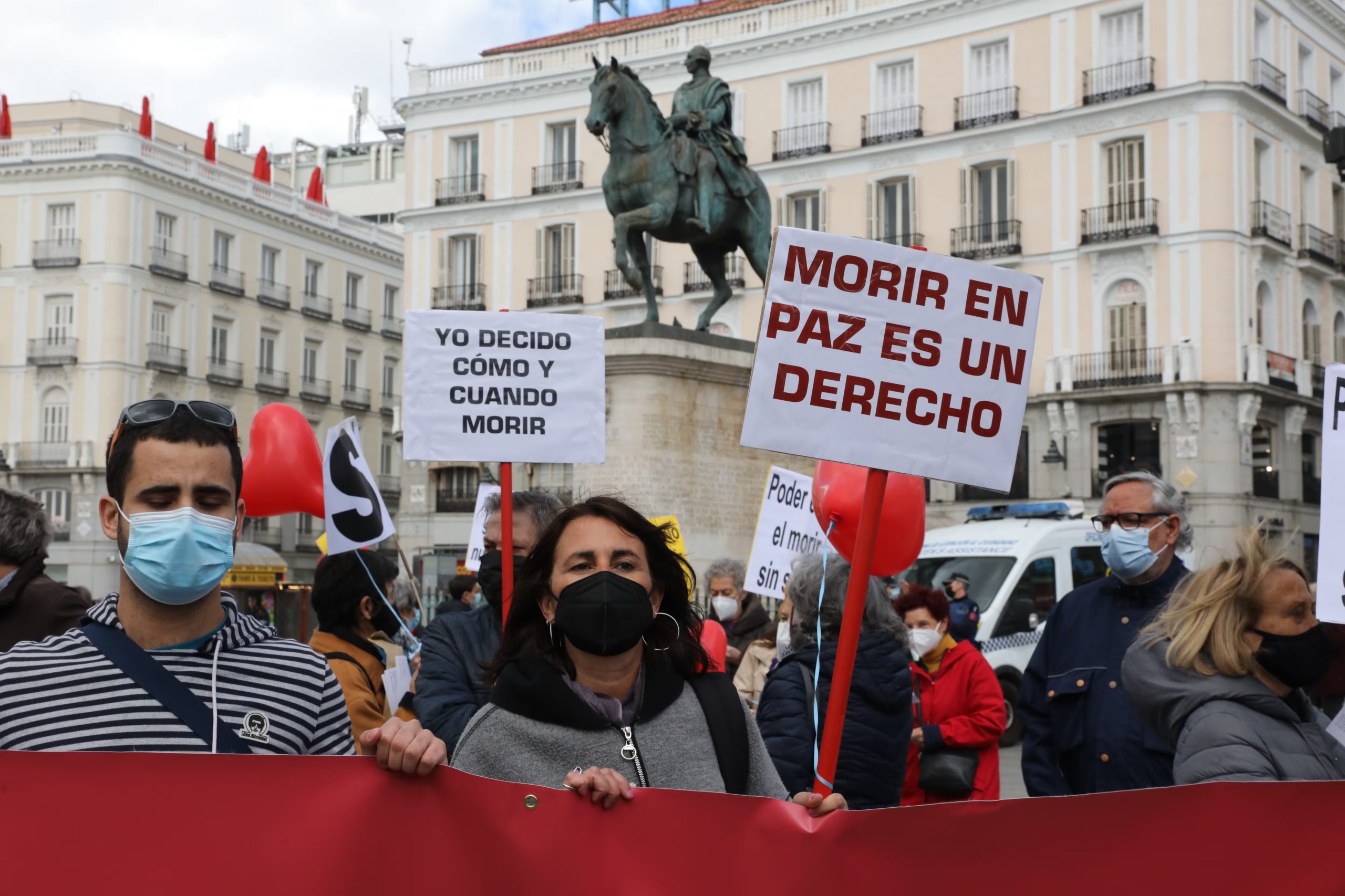 Varios carteles durante la manifestación para la legalización de la eutanasia en Madrid. (Marta Fernández Jara/Europa Press)
