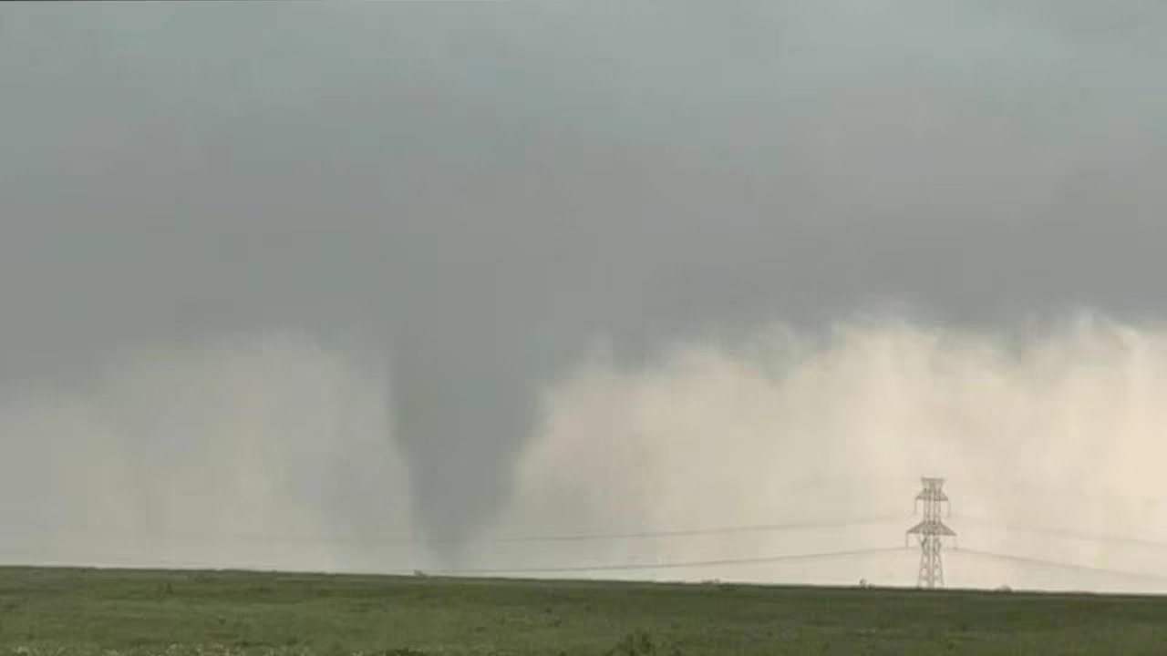 El Servicio Meteorológico Nacional reportó al menos quince tornados confirmados en siete estados, manteniendo la alerta por riesgo de nuevos eventos extremos