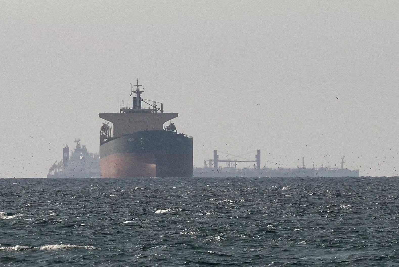 Buques mercantes navegan cerca del estrecho de Ormuz en medio de la tensión entre EE. UU., Israel e Irán (REUTERS/Colaborador)