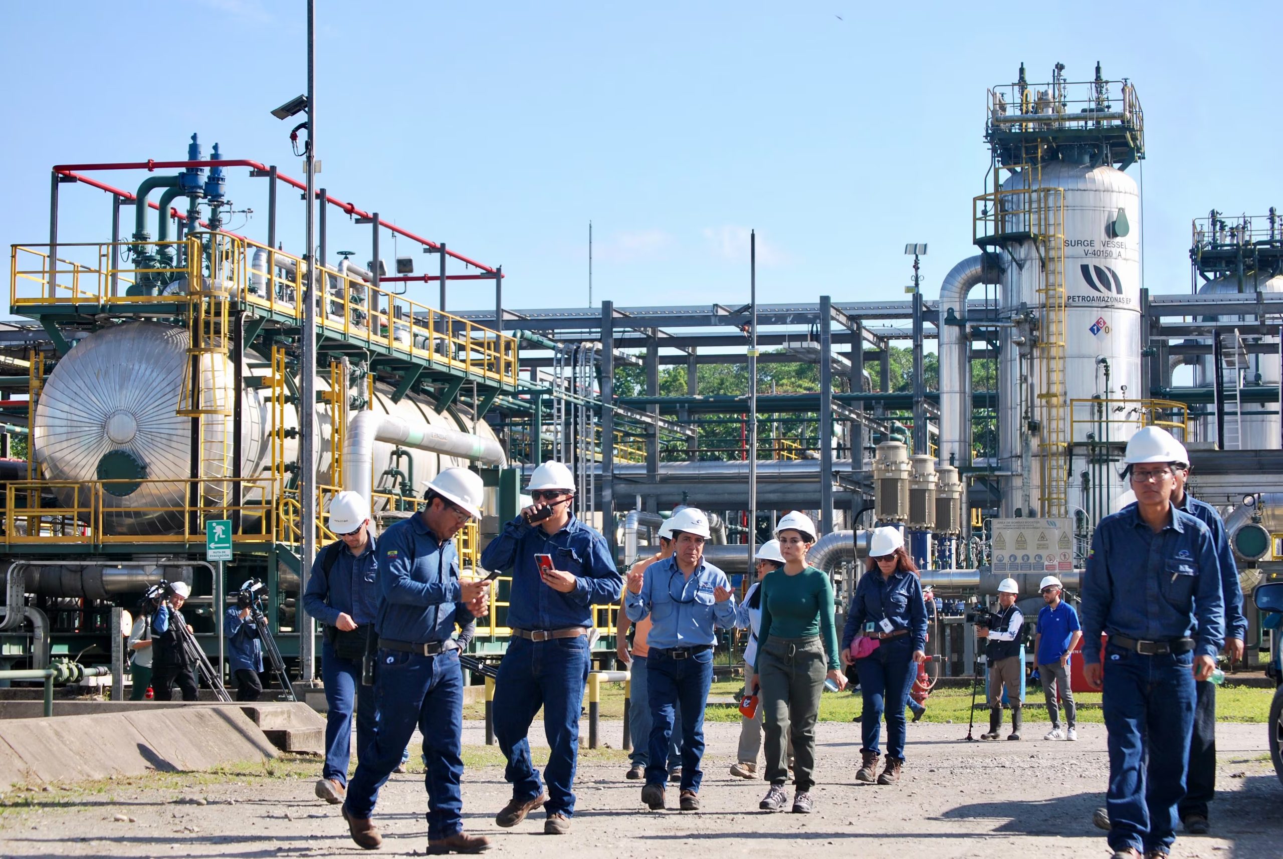 Fotografía de archivo, tomada el pasado 21 de junio, en la que se registró a un grupo de trabajadores de la estatal petrolera ecuatoriana Petroecuador al caminar por el Bloque 43-ITT, en el Parque Nacional Yasuní (Ecuador). EFE/Fernando Gimeno

