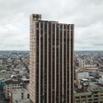 El edificio El Fórum, un gigante que se niega a morir en el corazón de Guayaquil, hoy se moderniza