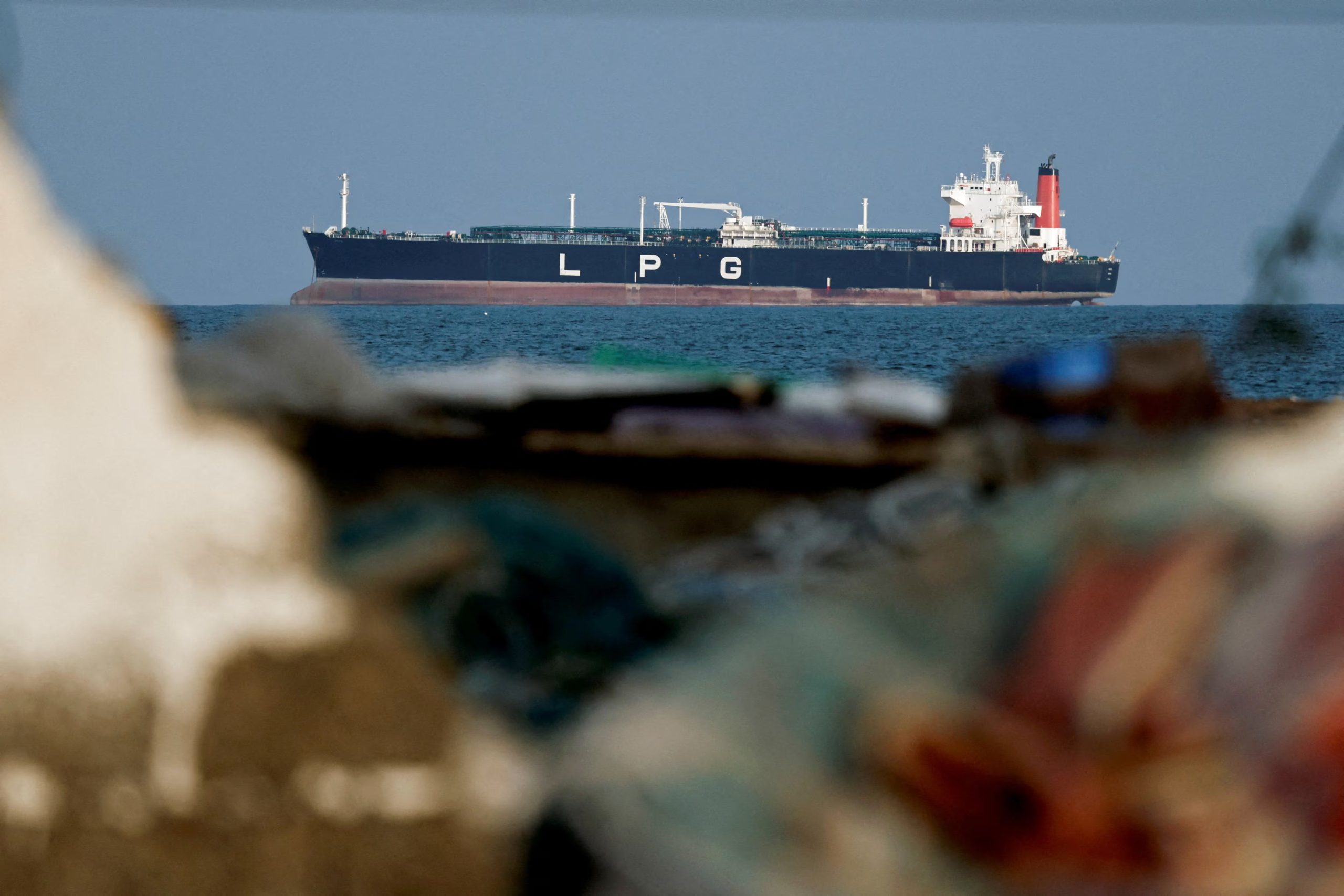 Un buque anclado cerca de Ormuz en marzo de 2026. El petróleo cayó 5% tras el primer cruce con rastreador activo desde el inicio de la guerra. (REUTERS/Benoit Tessier/Foto de archivo)
