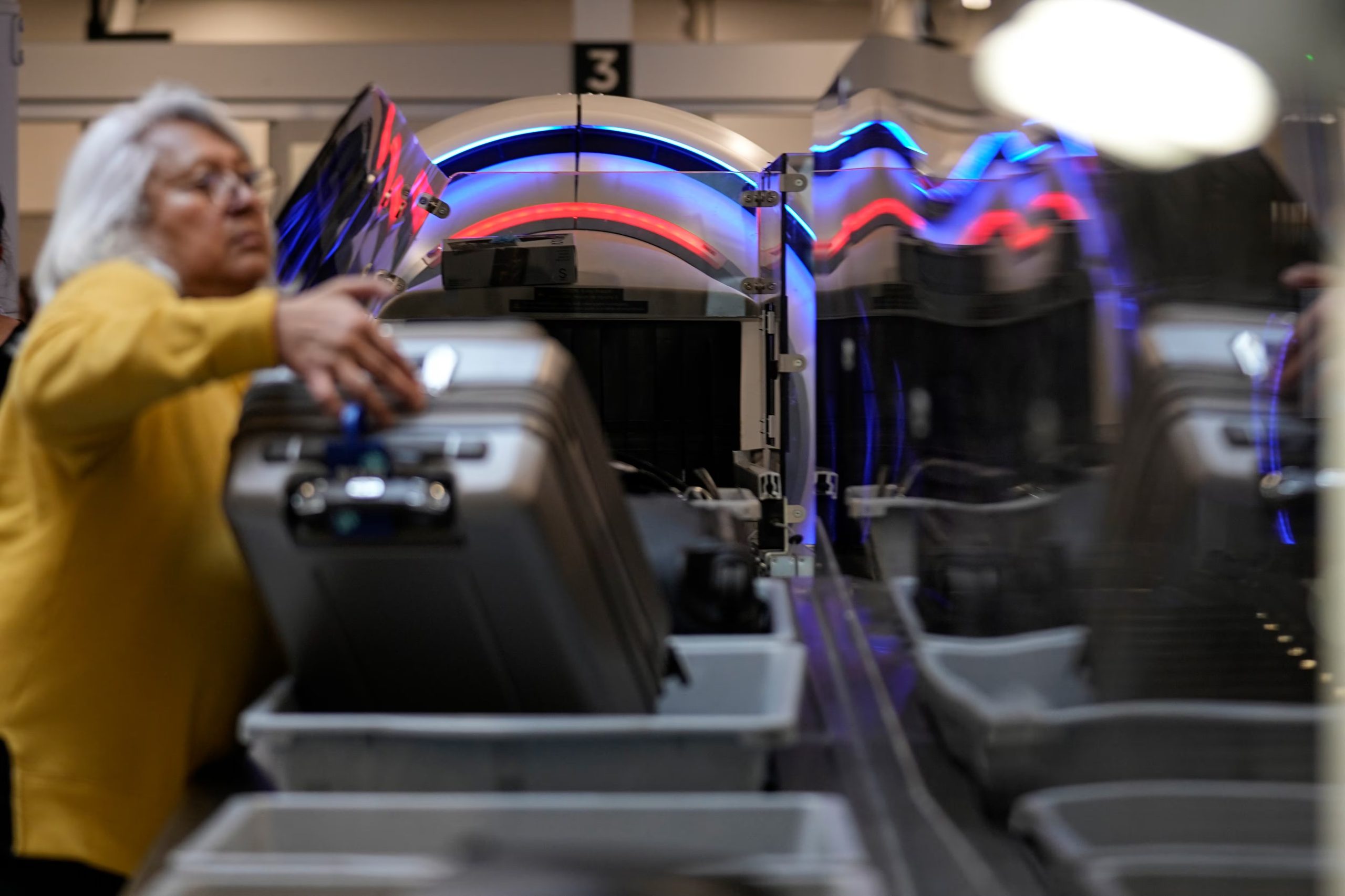 La combinación de alta demanda y falta de empleados plantea desafíos inéditos para los viajeros (AP)