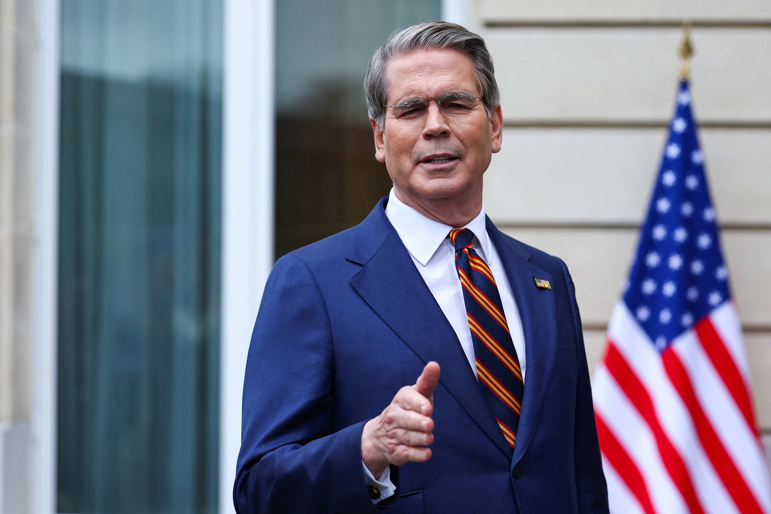 El secretario del Tesoro de Estados Unidos, Scott Bessent, habla con los medios de comunicación tras dos días de reuniones con una delegación china en París, Francia, el 16 de marzo de 2026
REUTERS/Abdul Saboor