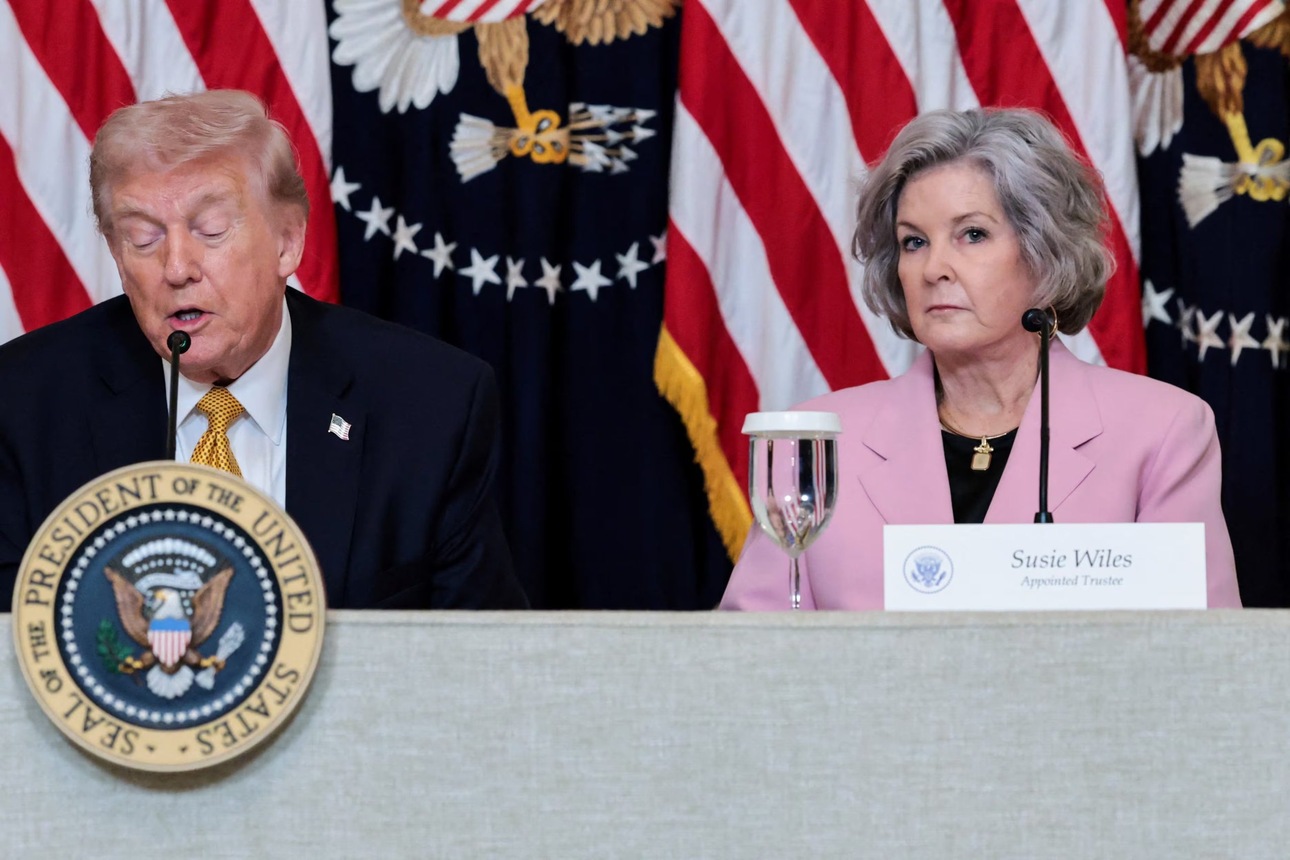 El presidente Donald Trump, flanqueado por su jefa de gabinete Susie Wiles, habla durante el almuerzo con la junta del Kennedy Center en la Casa Blanca. Más temprano, Trump había anunciado en Truth Social que Wiles fue diagnosticada con cáncer de mama en fase inicial y que su pronóstico es