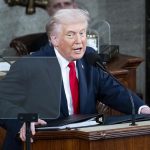 Trump exige a la Fed bajar tasas de interés por alza del petróleo