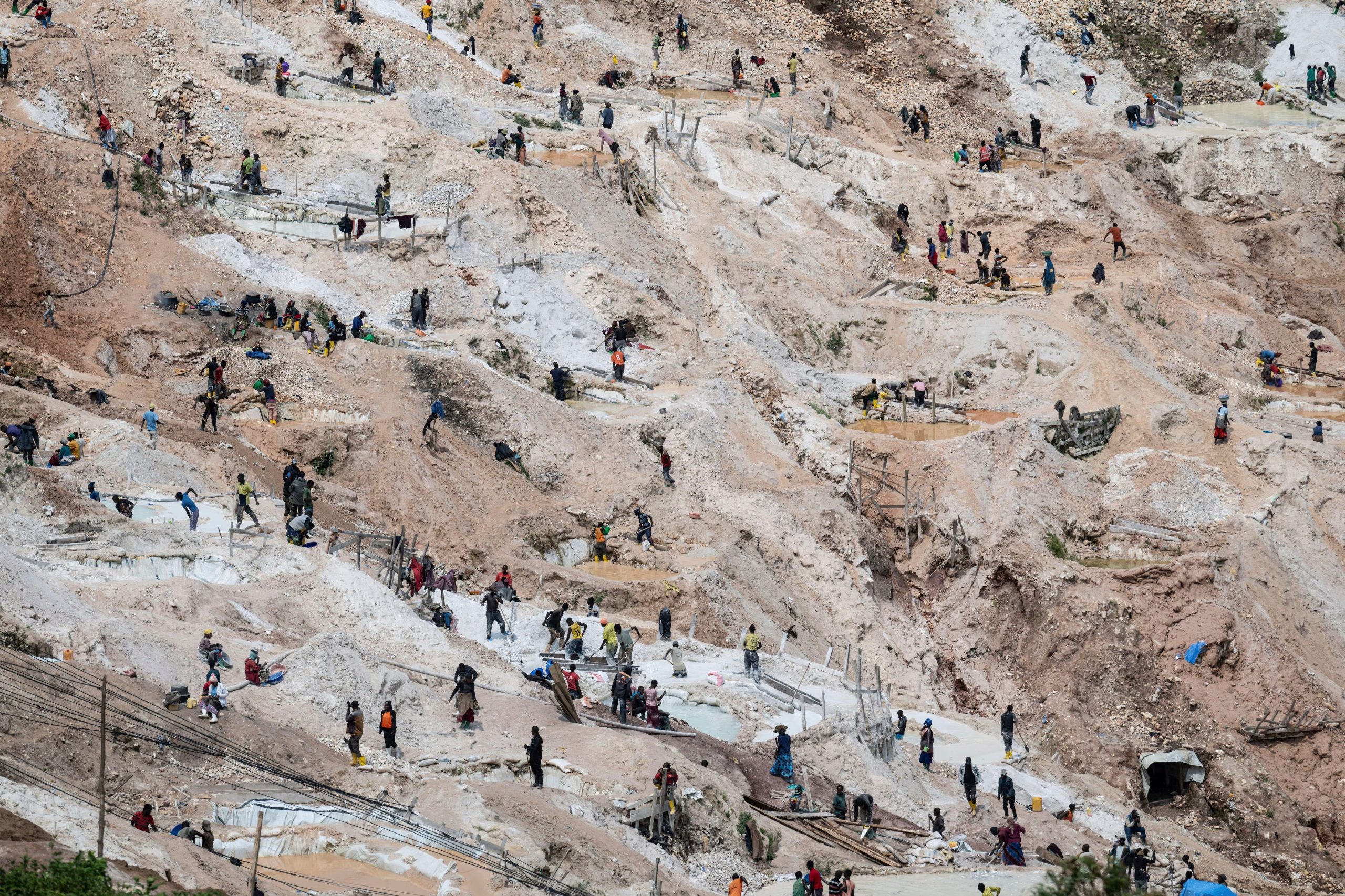 ARCHIVO - Mineros trabajan en la cantera de coltán D4 Gakombe en Rubaya, República Democrática del Congo, el 9 de mayo de 2025. (AP Foto/Moses Sawasawa, Archivo)