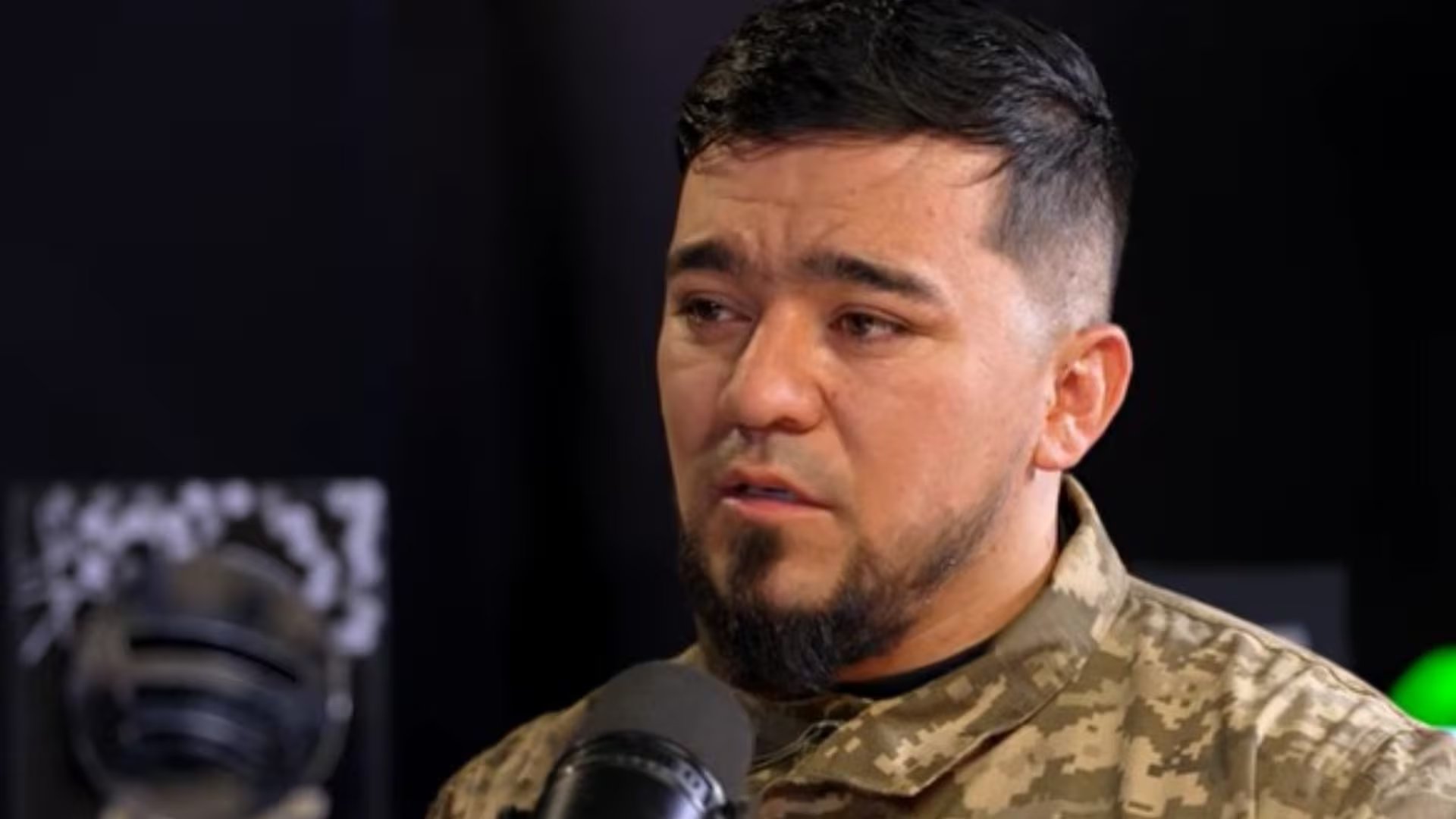 El proceso de reclutamiento de la Legión Extranjera incluye intermediarios que retienen pasaportes y extorsionan a los recién llegados con supuestas deudas - crédito Más allá del silencio pódcast / YouTube