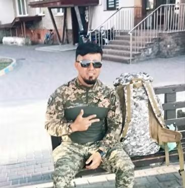 Sánchez advirtió sobre los riesgos y engaños del reclutamiento para la guerra en Ucrania, mientras el flujo de colombianos a zonas de conflicto sigue vigente - crédito Más allá del silencio pódcast / YouTube