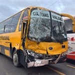 Choque de bus escolar y bus intercantonal genera intenso tráfico en la vía a Daule