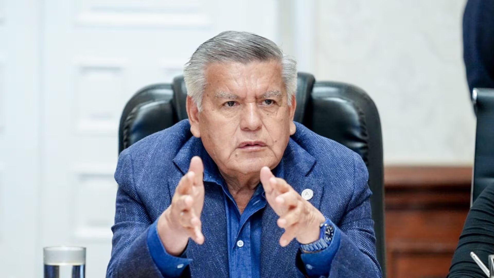 El vocero de APP formalizó una querella por difamación contra Fernando Olivera, quien en un debate presidencial calificó a APP como “organización criminal” y acusó a Acuña de lavado de dinero a través de la Universidad César Vallejo