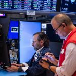 Inestabilidad global: Petróleo sube y el riesgo país llega a 584 puntos