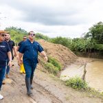 Prefecto supervisa trabajos de limpieza y desazolve en Flavio Alfaro