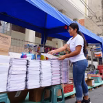 Corredores escolares en el centro de Guayaquil inician con organización de carpas y precios desde $0,10