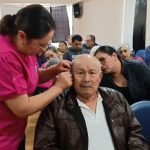 Gobierno entregó 31 audífonos retroauriculares de alta tecnología a pacientes con discapacidad auditiva del Hospital de Azogues
