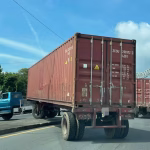 Maniobras de conductores de vehículos pesados complican tránsito en zona de la Prosperina