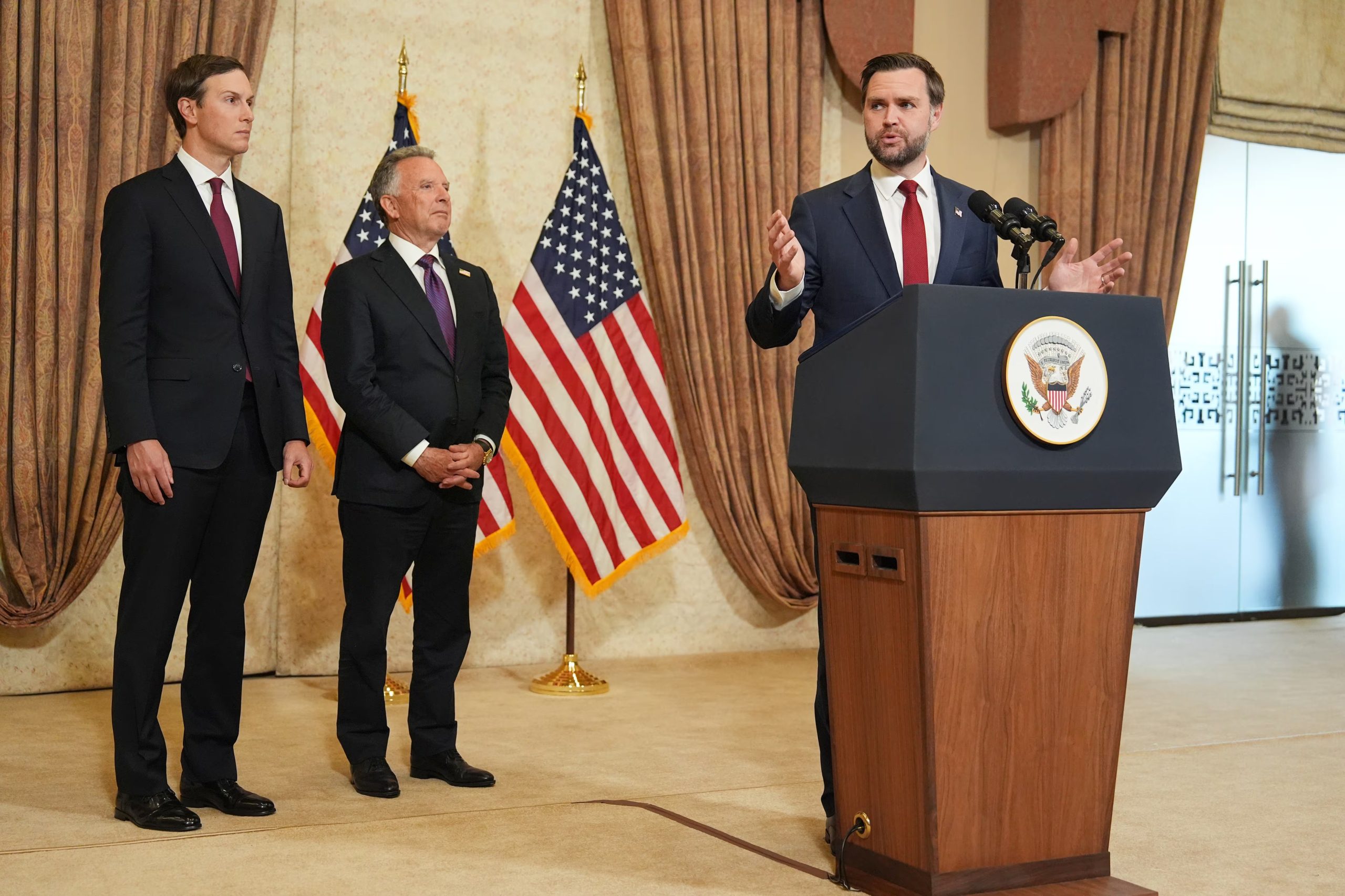 El vicepresidente de Estados Unidos, JD Vance, anuncia en conferencia de prensa que fracasaron las negociaciones con Irán en Islamabad, (Pakistán)