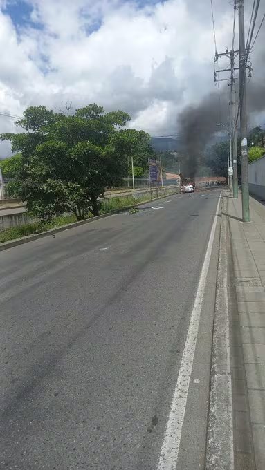 Unidades del Ejército Nacional de Colombia intervienen la zona cercana al Cantón Militar Pichincha en Cali este viernes, 24 de abril de 2026, tras la explosión de un vehículo adaptado con explosivos, según informaron fuentes militares - crédito @personeriacali/X