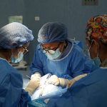 Gobierno del presidente Noboa impulsa jornada quirúrgica oftalmológica para mejorar la calidad de vida en pacientes del Hospital Monte Sinaí