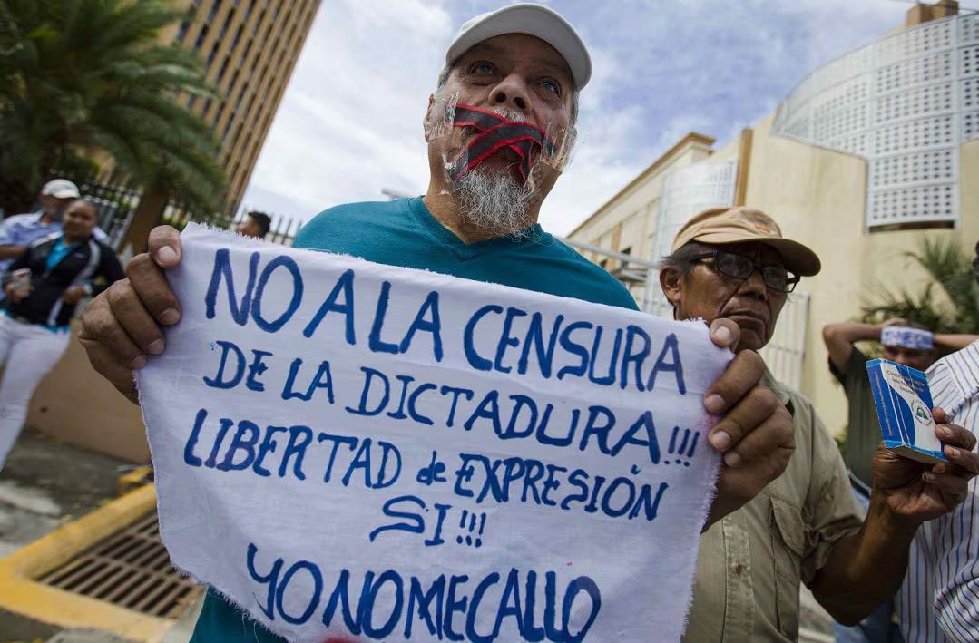 Un manifestantes nicaragüense protesta en Managua contra la censura del régimen de Ortega y Murillo