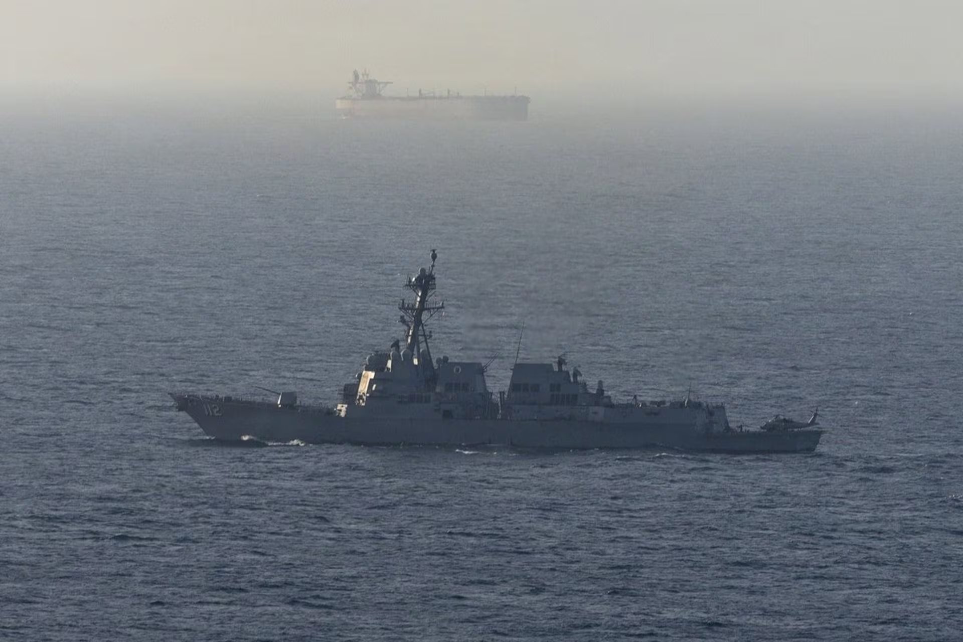 Estados Unidos ordena disparar y destruir cualquier bote iraní que navegue en el estrecho de Ormuz, según un comunicado oficial de Donald Trump - CENTCOM EN X
