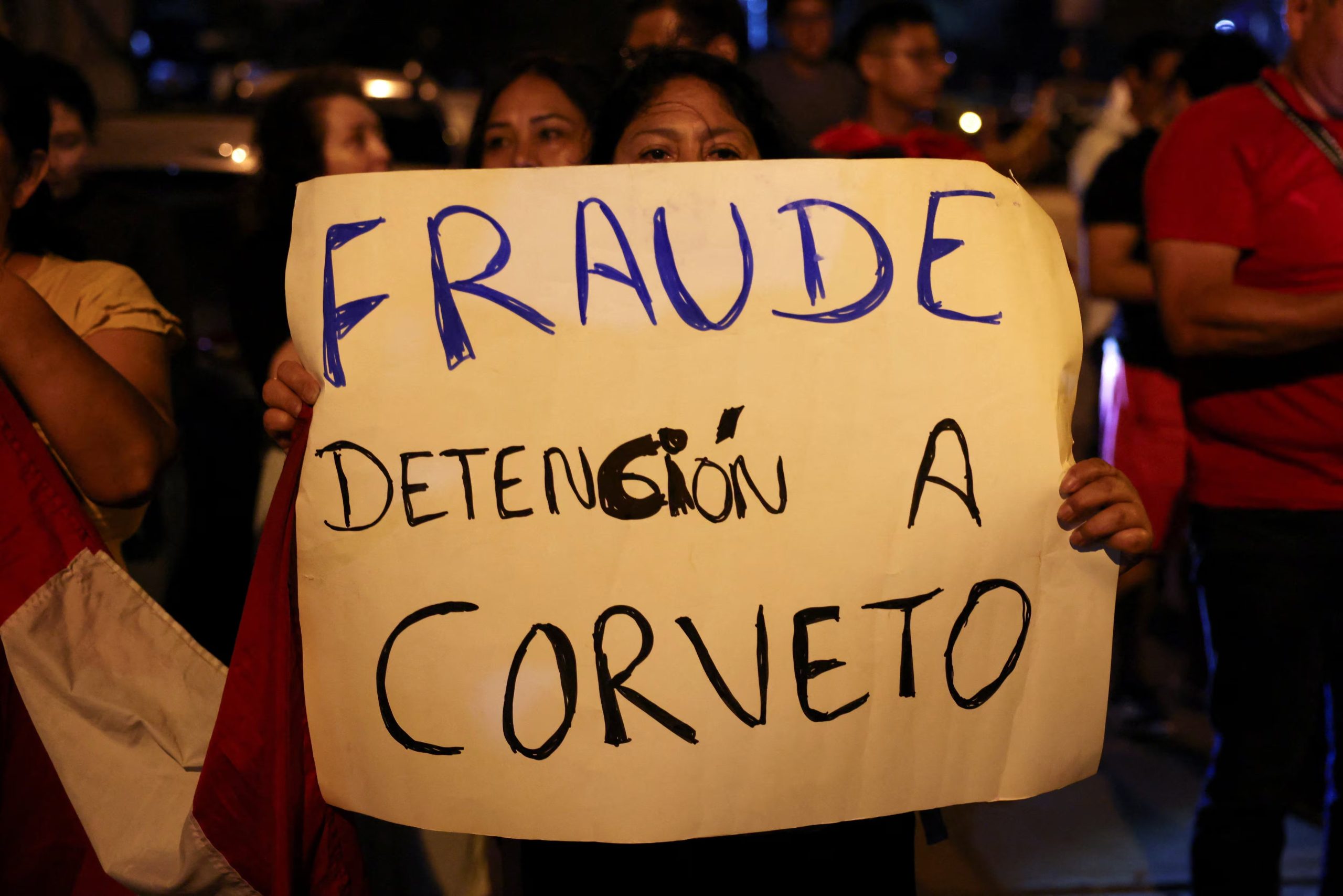 Una persona sostiene un cartel 