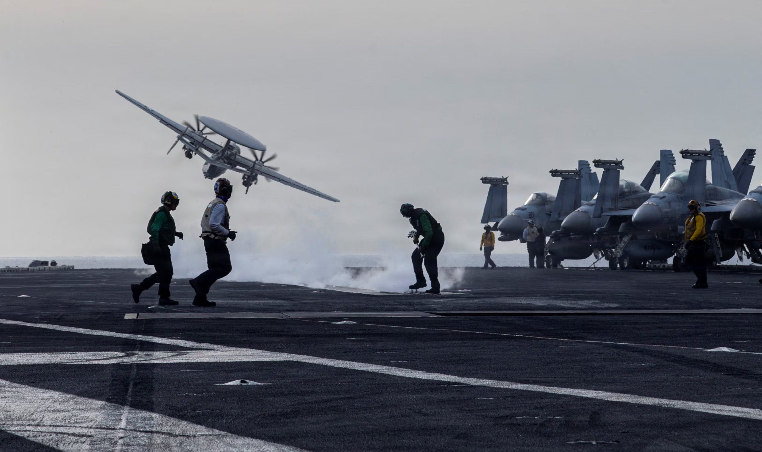 Un avión de vigilancia E-2D Hawkeye despega de la cubierta de vuelo del portaaviones USS Abraham Lincoln, de la clase Nimitz de la Armada de los Estados Unidos, durante el ataque de la Operación Furia Épica contra Irán el 31 de marzo de 2026 (REUTERS)