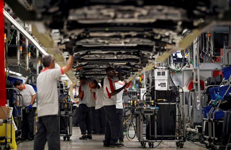 El sector español del automóvil será uno de los más beneficiados tras el acuerdo de la UE y Mercosur. En la imagen, trabajadores de la fábrica de automóviles SEAT en Martorell. REUTERS/Albert Gea