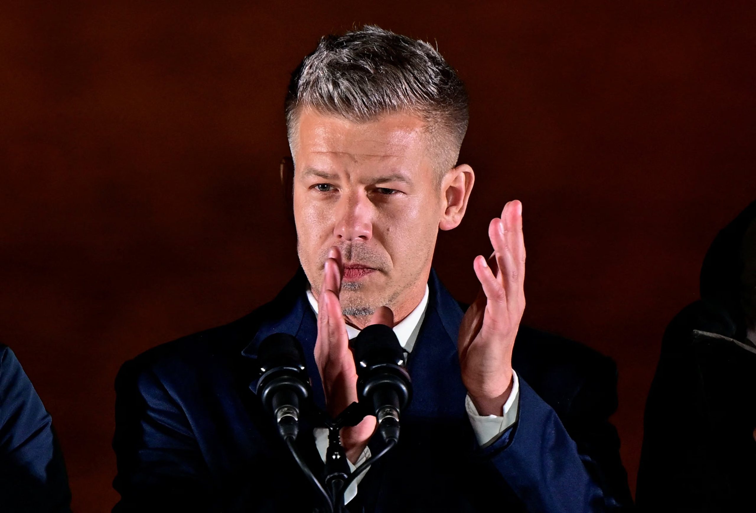 Su partido, Tisza, fue fundado hace poco más de dos años y logró captar apoyo de distintos sectores sociales (Reuters)