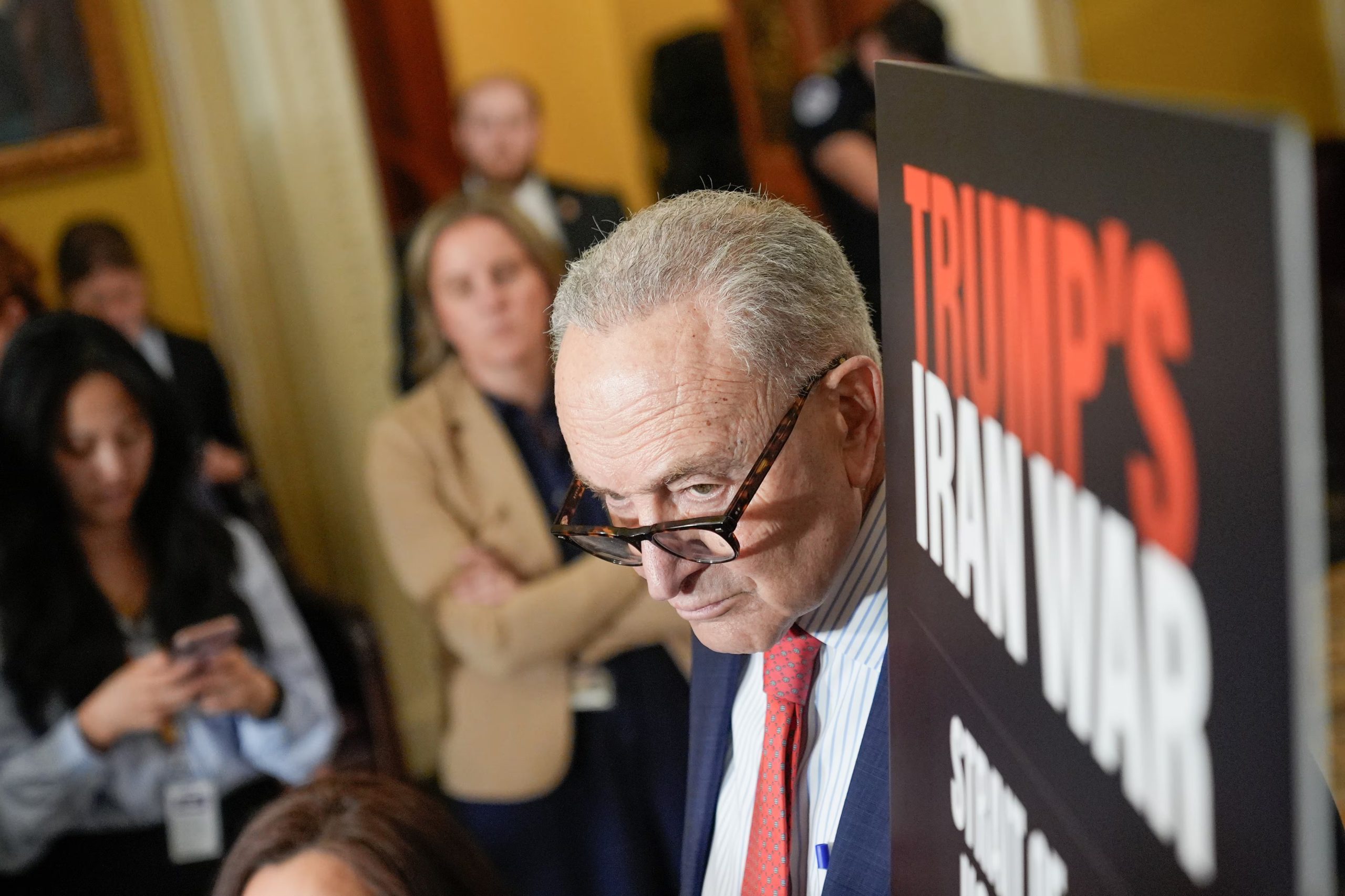 El líder de la minoría en el Senado estadounidense, Chuck Schumer, escucha en una conferencia de prensa tras un almuerzo de políticas en el Capitolio, el martes 14 de abril de 2026, en Washington
(AP Foto/Mariam Zuhaib)