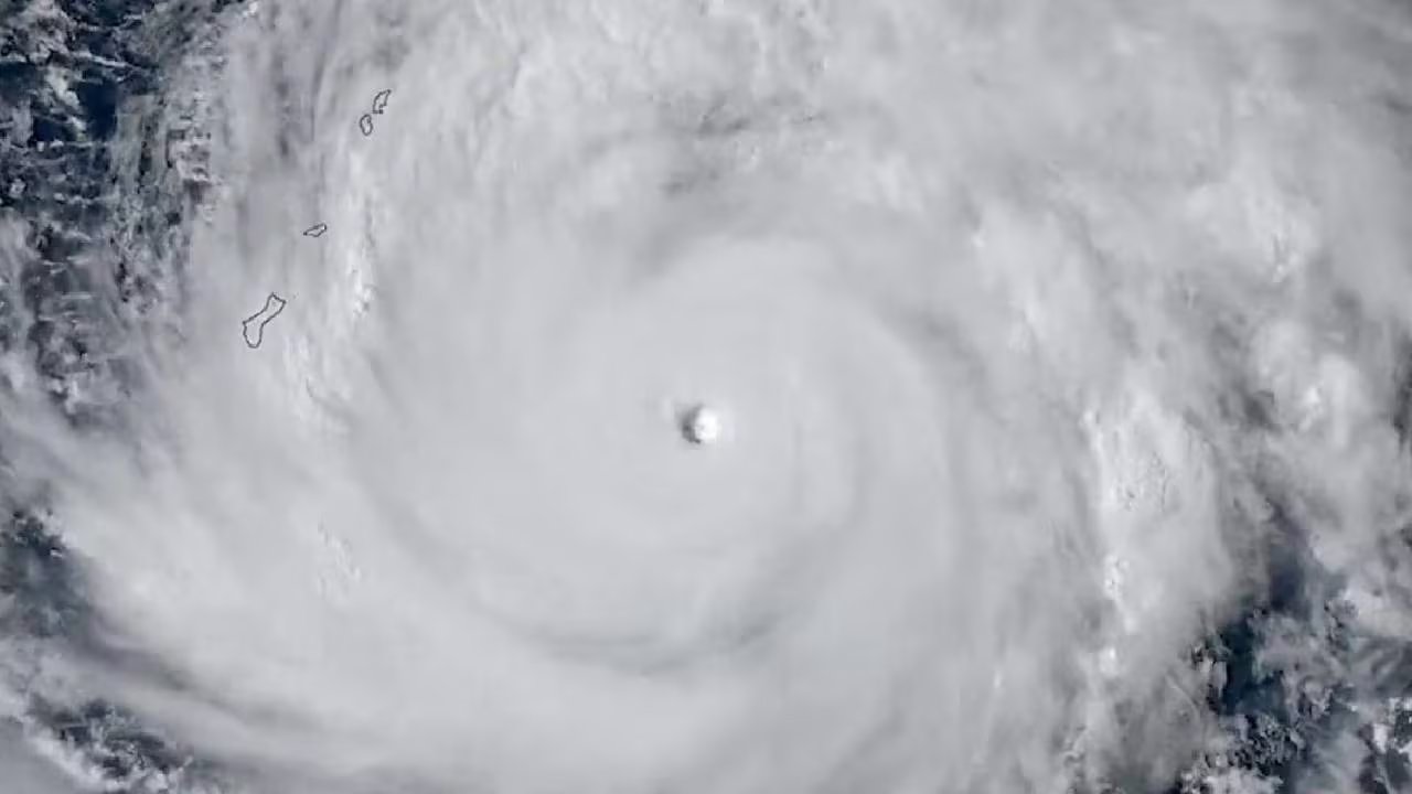 Las autoridades de Estados Unidos declaran emergencia tras el paso del tifón Sinlaku y despliegan ayuda federal para los habitantes afectados de las Marianas del Norte. (Cira)