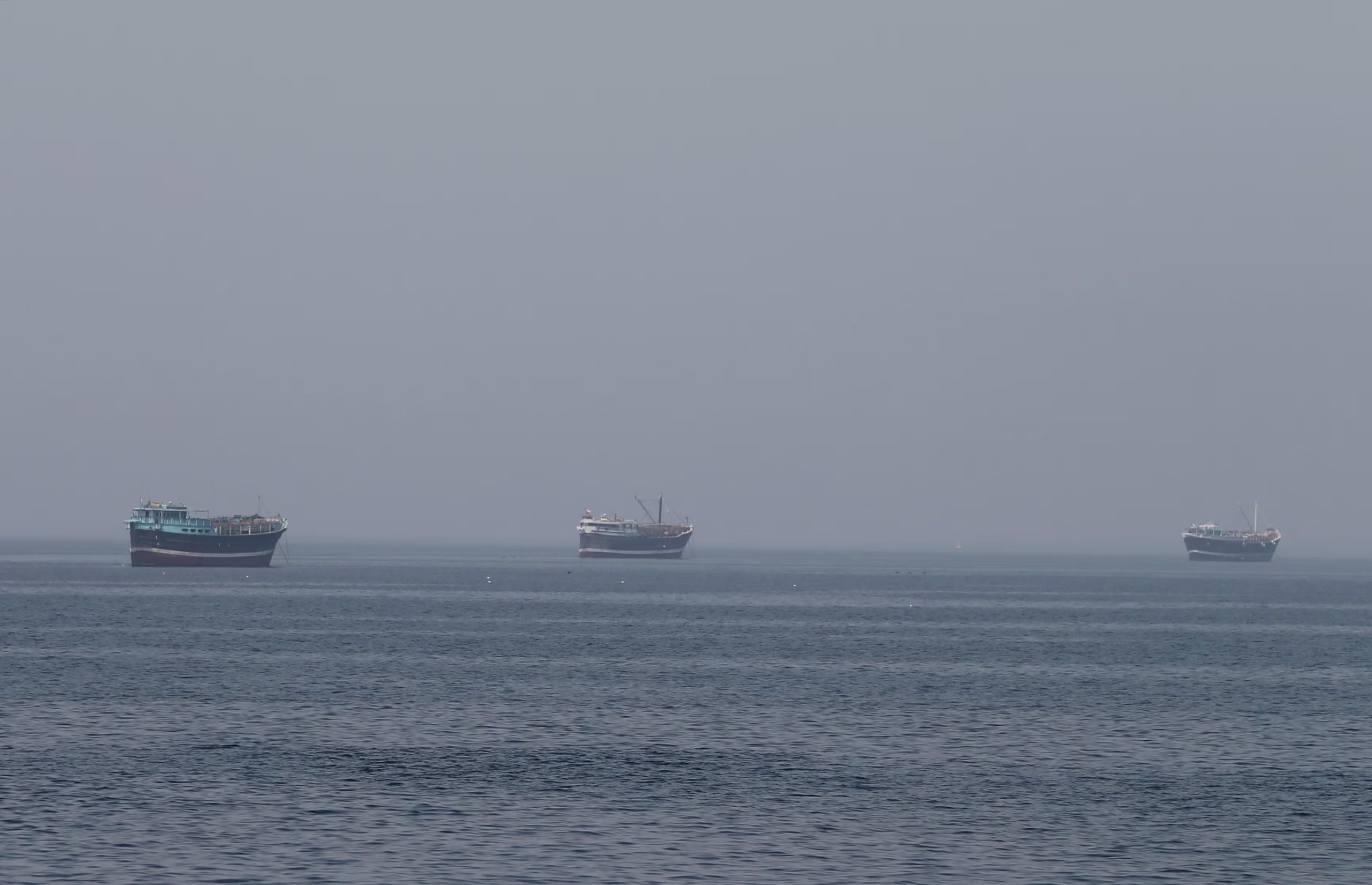 Barcos tradicionales omaníes conocidos como dhows se ven navegando hacia el Estrecho de Ormuz, frente a la costa de la provincia de Musandam, Omán, 21 de julio de 2018. Fotografía tomada el 21 de julio de 2018
REUTERS/Hamad I Mohammed