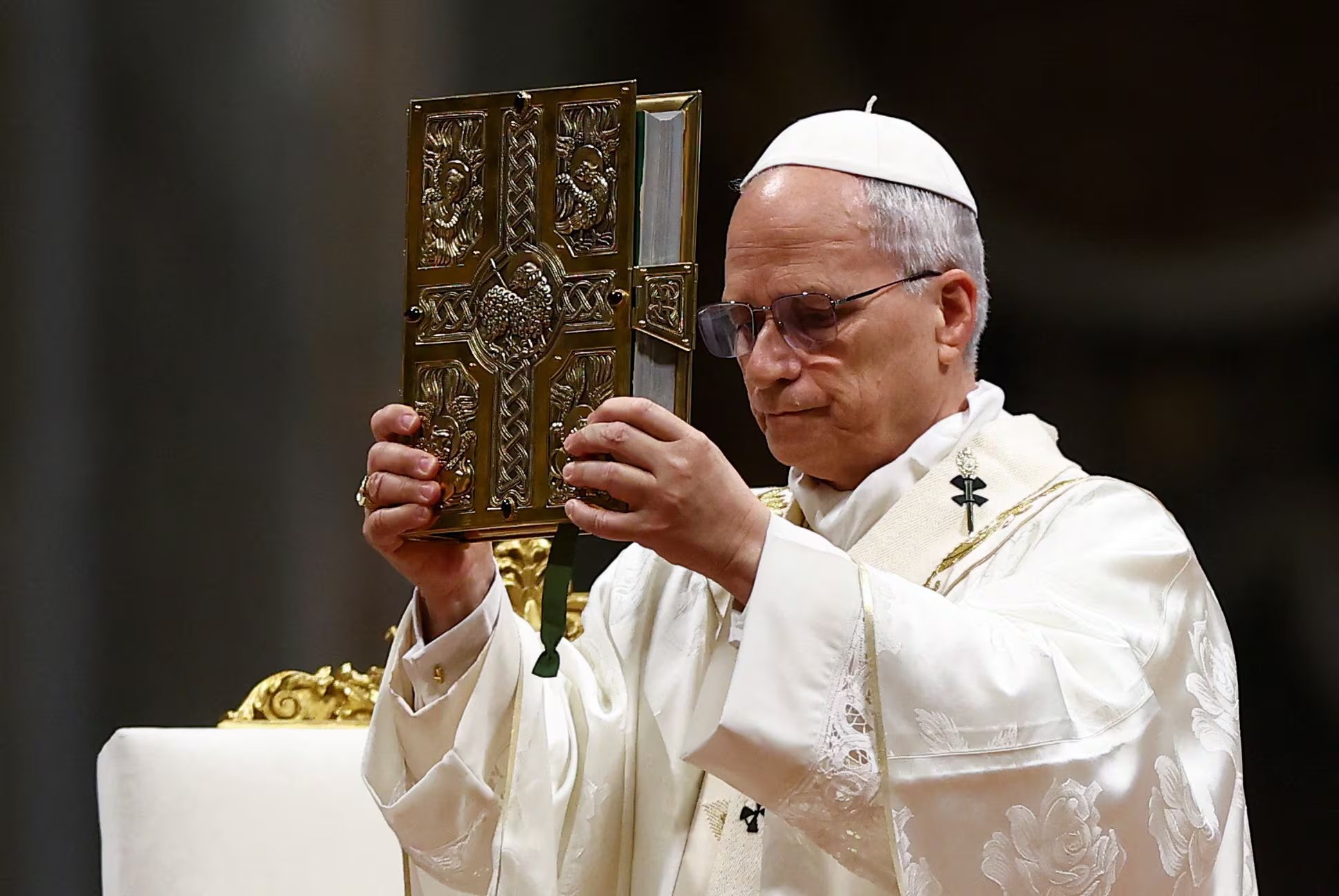 El papa León XIV sostiene el Libro de los Evangelios mientras preside la Vigilia Pascual en la Basílica de San Pedro en el Vaticano, el 4 de abril de 2026 (REUTERS/Guglielmo Mangiapane)
