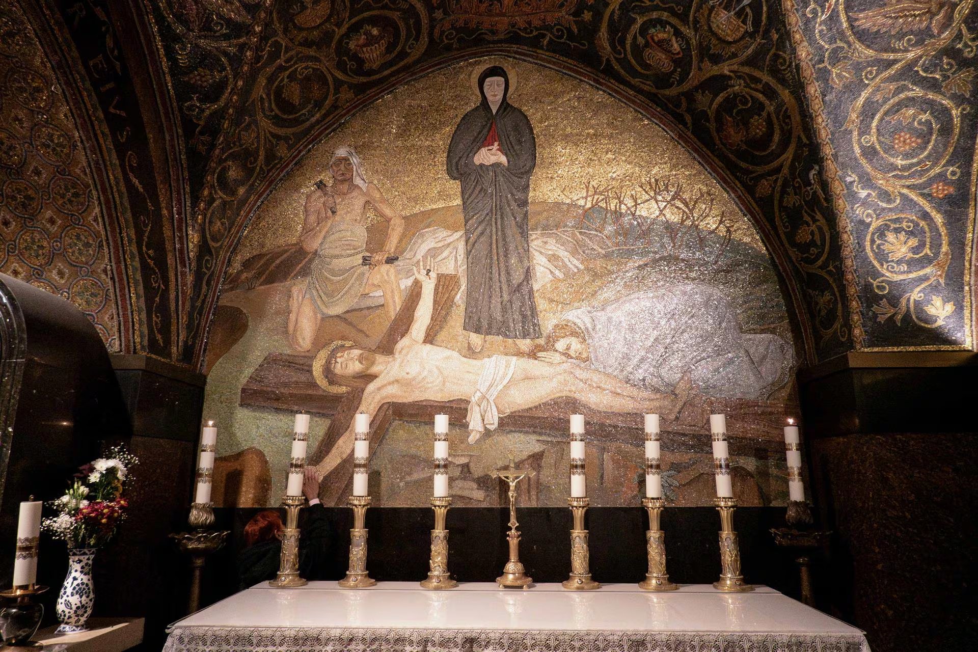 Las ceremonias en el Santo Sepulcro se celebran sin fieles, en un ambiente de silencio solo interrumpido por los ecos lejanos del conflicto (Europa Press)