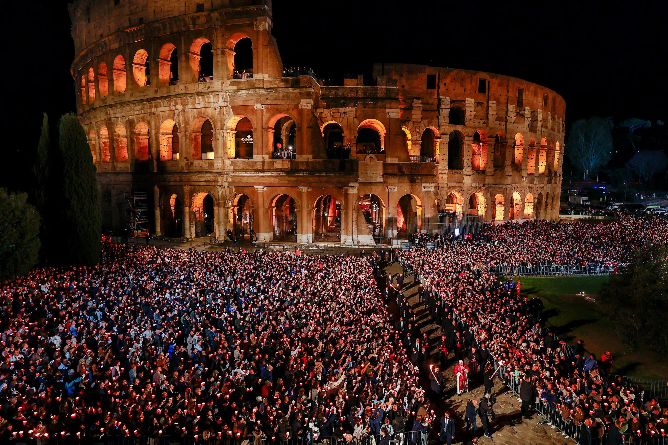 Personas se congregan frente al Coliseo para participar en la procesión del Vía Crucis, presidida por el Papa León XIV, durante las celebraciones del Viernes Santo en Roma, Italia, el 3 de abril de 2026 (REUTERS/Vincenzo Livieri)