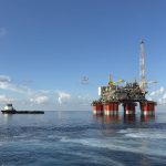 Petróleo supera los 100 dólares tras bloqueo de EE.UU. en Ormuz