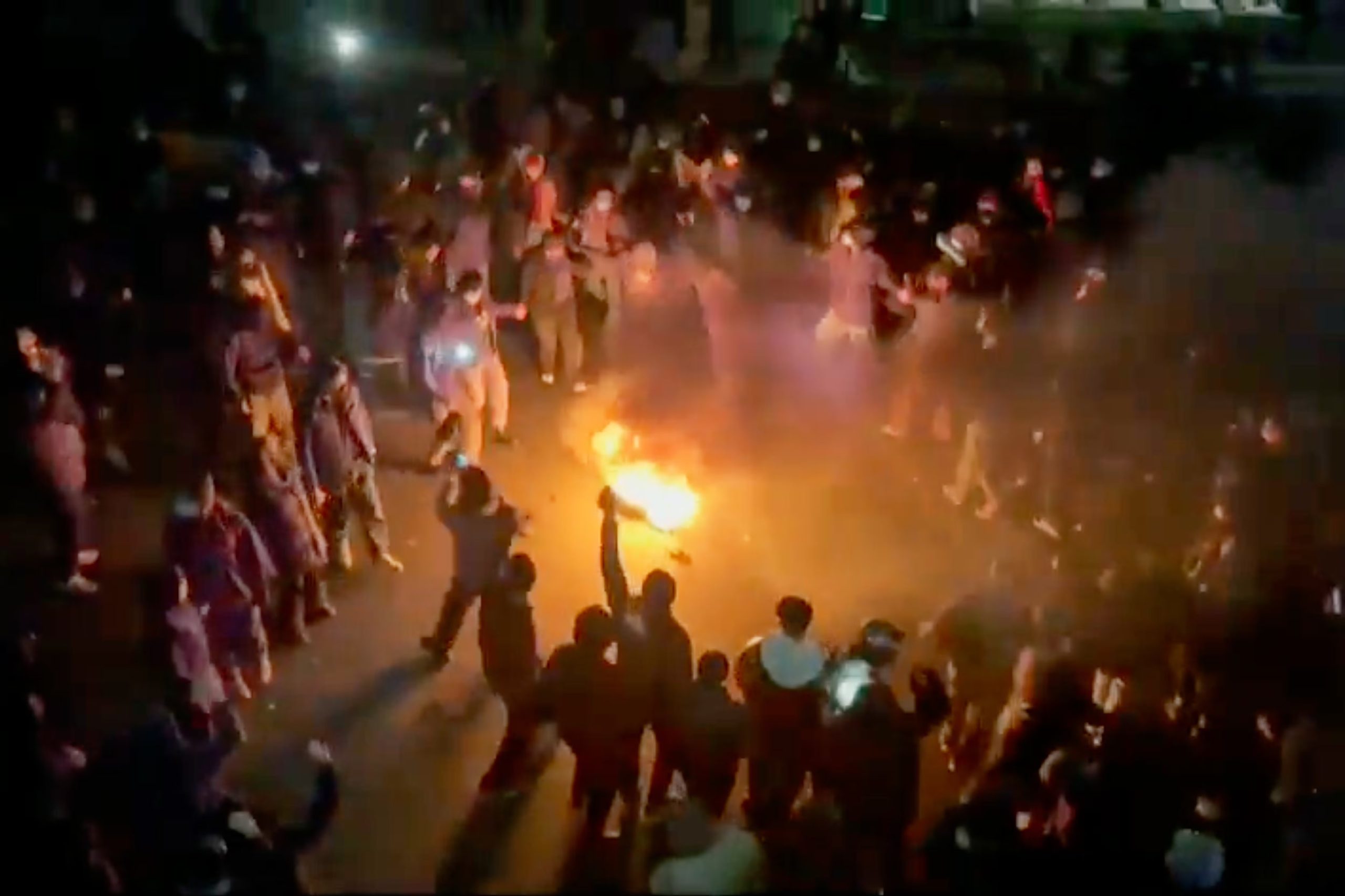 Manifestantes bailando y aplaudiendo alrededor de una hoguera durante una protesta en las calles de Teherán, Irán, el 9 de enero de 2026, a pesar de la intensa represión gubernamental. (UGC vía AP)