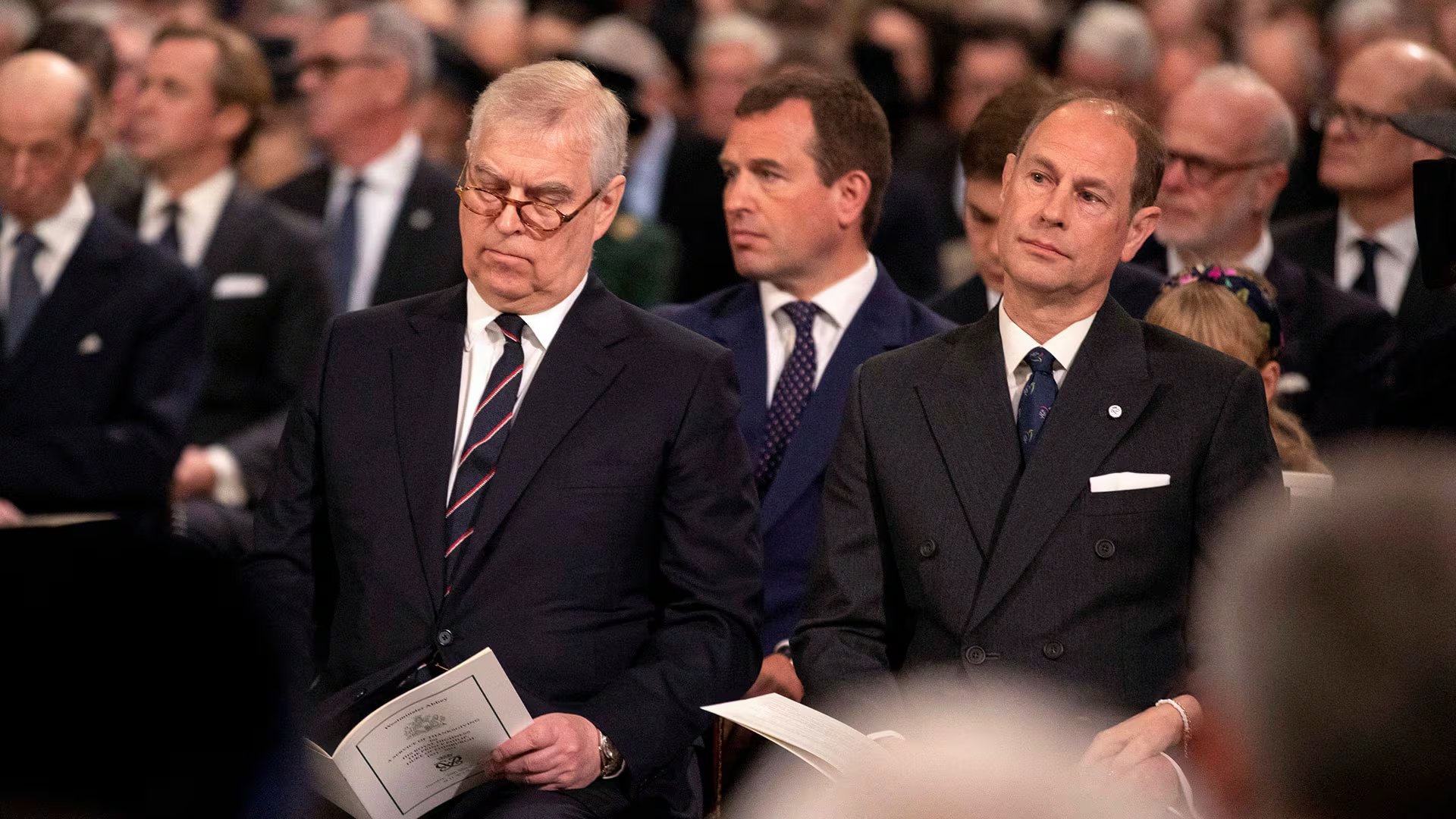 El expríncipe Andrés con su hermano, el príncipe Eduardo (Richard Pohle/Pool via REUTERS)