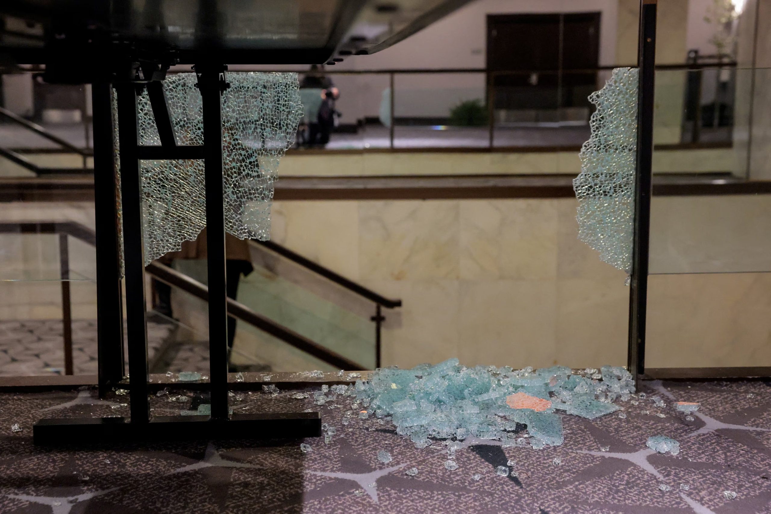 Vidrios destrozados en el Washington Hilton tras el tiroteo registrado durante la cena anual de corresponsales de la Casa Blanca (REUTERS/Kylie Cooper)