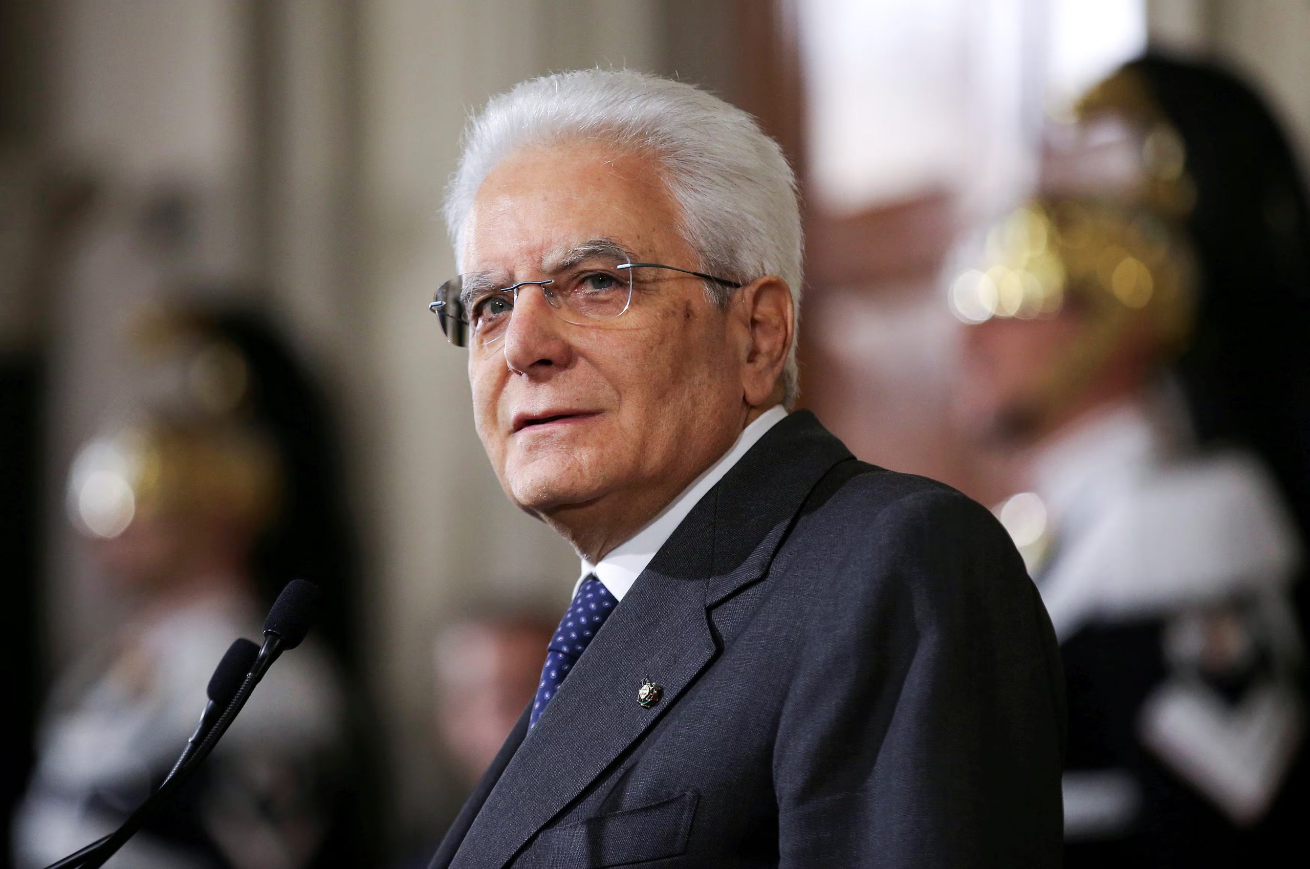 El presidente de la República italiana, Sergio Mattarella, quien firmó el indulto a Minetti el 18 de febrero y ahora pidió al Ministerio de Justicia verificar sus presupuestos. (REUTERS/Alessandro Bianchi/Archivo)