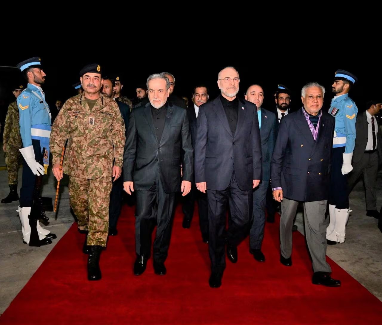 La delegación iraní encabezada por el presidente del Parlamento, Mohammad Baqer Qalibaf, y el ministro de Relaciones Exteriores, Abbas Araqchi, es recibida por el jefe del Estado Mayor del Ejército de Pakistán (COAS), Asim Munir, en Islamabad, Pakistán, el 10 de abril de 2026 (REUTERS)